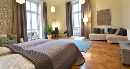 Beautiful central 9 bedroom/ 4 bathroom