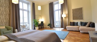 Beautiful central 9 bedroom/ 4 bathroom