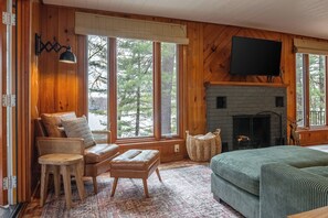 Smart TV, chimenea, Netflix y libros 