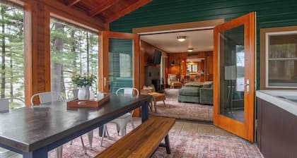 Klassinen Lakefront🏡Cabin & 🚤Ponttoon sijaitsee 2 hehtaarin metsässä