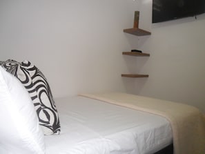 Habitación individual básica | Caja de seguridad en la habitación y decoración personalizada