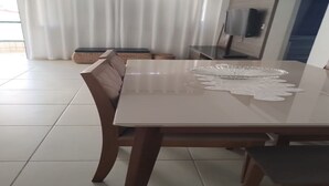 Un'area pranzo con tavolo, sedie e un centrotavola decorativo.