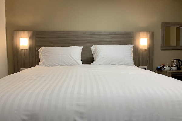 Kahden hengen deluxe-huone | Ylelliset vuodevaatteet, yksilöllisesti sisustettu