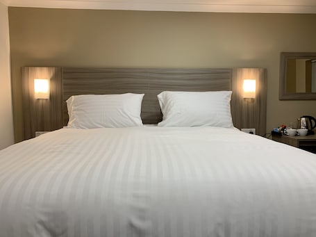 Deluxe Super King | Premium bedding, individually decorated, individually furnished, desk. De Regency Style Hotel