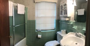 Bañera, secador de pelo, toallas, jabón