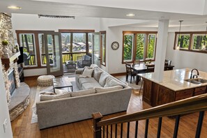 TV connectée, cheminée, jeux vidéo, lecteur de DVD