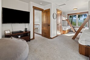 3 chambres, bureau, fer et planche à repasser, lit parapluie