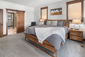 3 Schlafzimmer, Schreibtisch, Bügeleisen/Bügelbrett, Reisekinderbett