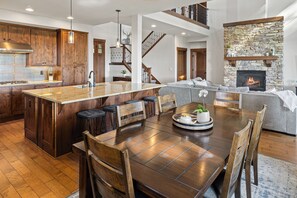 Dining - Elk House - EV Charger - Hot Tub - Pups Allowed (Cle Elum)