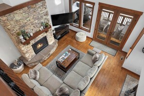 Smart TV, fireplace, video games, DVD player - Elk House - EV Charger - Hot Tub - Pups Allowed (Cle Elum)