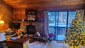 Una Smart TV, una chimenea, un reproductor de DVD