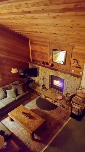 Smart-TV, Kamin, DVD-Player, Stereoanlage
