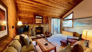 Smart-tv, eldstad, dvd-spelare och en stereo