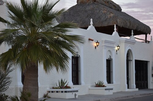 Beautiful mexican hacienda pristine pool, bar-grill palapa close to the beach 