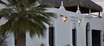 Beautiful mexican hacienda pristine pool, bar-grill palapa close to the beach 