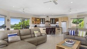 TV, DVD player, table football, ping pong - Carrickalinga Dreams - 15 Solitude Drive (CARRICKALINGA)