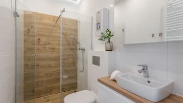 Dusche, Haartrockner, HandtĂŒcher, Seife