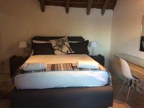 Iron/ironing board (on request), WiFi (free), bed sheets - Cozy Kosmos (Hartbeespoort)
