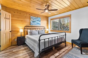 Room - Hot Tub Retreat-Huge Covered Deck-3 mi to Parkway! (Sevierville)