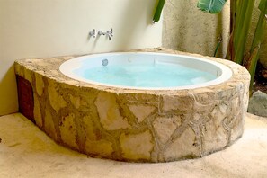 Suihku, hiustenkuivaaja, pyyhkeet, saippua