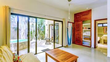 2 chambres, coffres-forts dans les chambres, lit parapluie