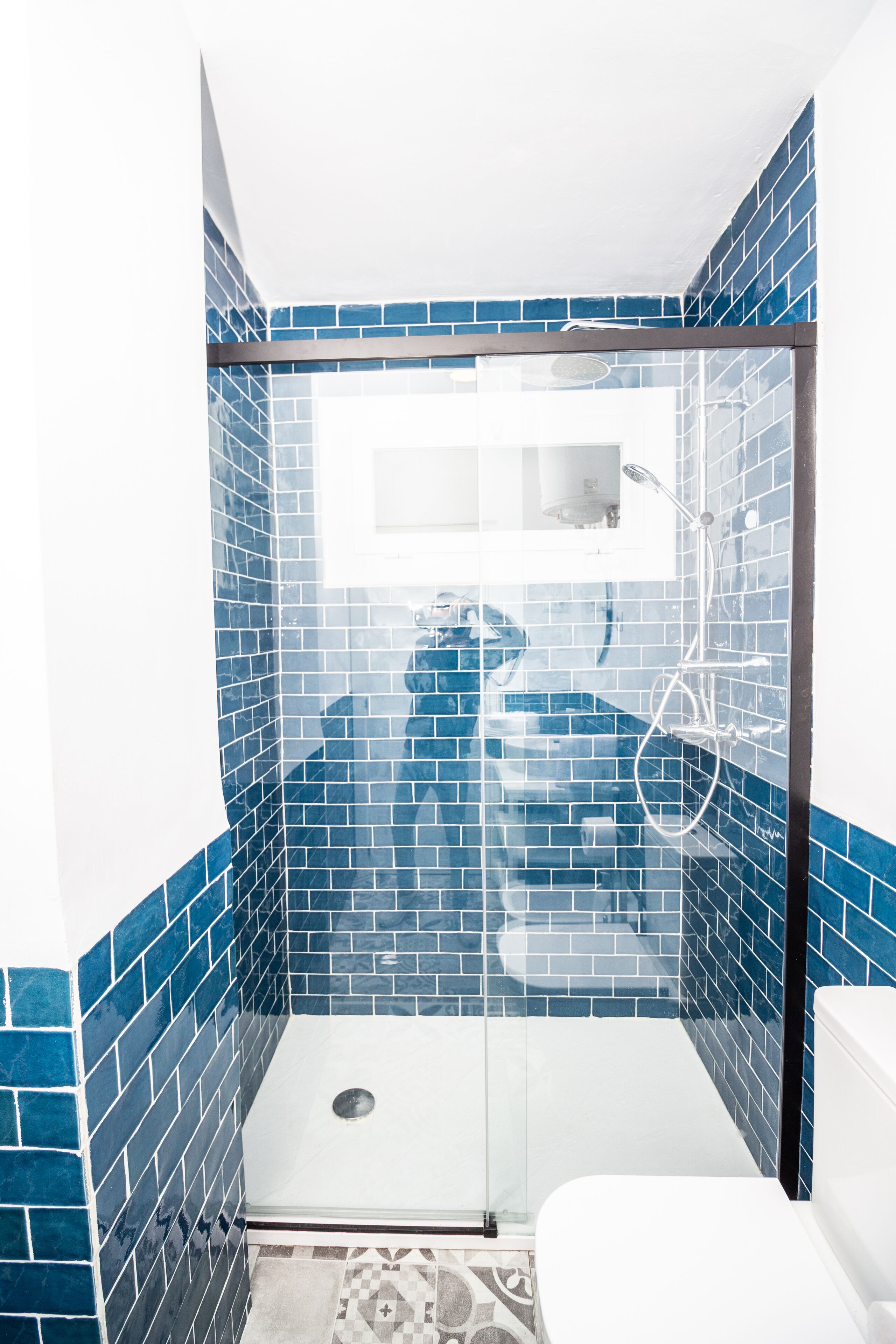 Douche, sèche-cheveux, bidet, serviettes fournies