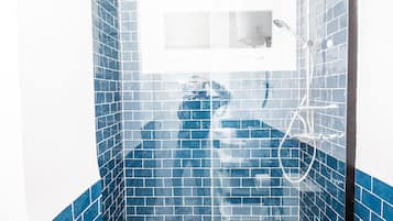 Douche, sĂšche-cheveux, bidet, serviettes fournies