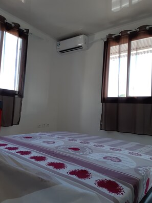 3 habitaciones, tabla de planchar con plancha y cuna de viaje 