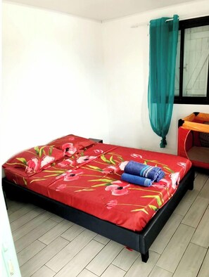 3 habitaciones, tabla de planchar con plancha y cuna de viaje 