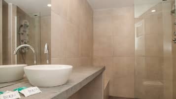 Buồng tắm vòi sen, đồ dùng nhà tắm miễn phí, khăn tắm, xà phòng