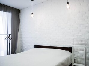 5 bedrooms, iron/ironing board, WiFi, bed sheets
