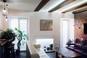 Télévision, cheminée, livres