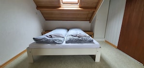 2 quartos, berço de viagem, Wi-Fi de cortesia, roupa de cama