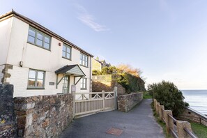 Exterior - This lovely property sits above the beautiful sandy beach at Trevaunance Cove. (St Agnes)