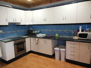 Kjøleskap, ovn, kokeplater og vannkoker