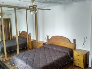 3 Schlafzimmer, Schreibtisch, Bügeleisen/Bügelbrett, WLAN