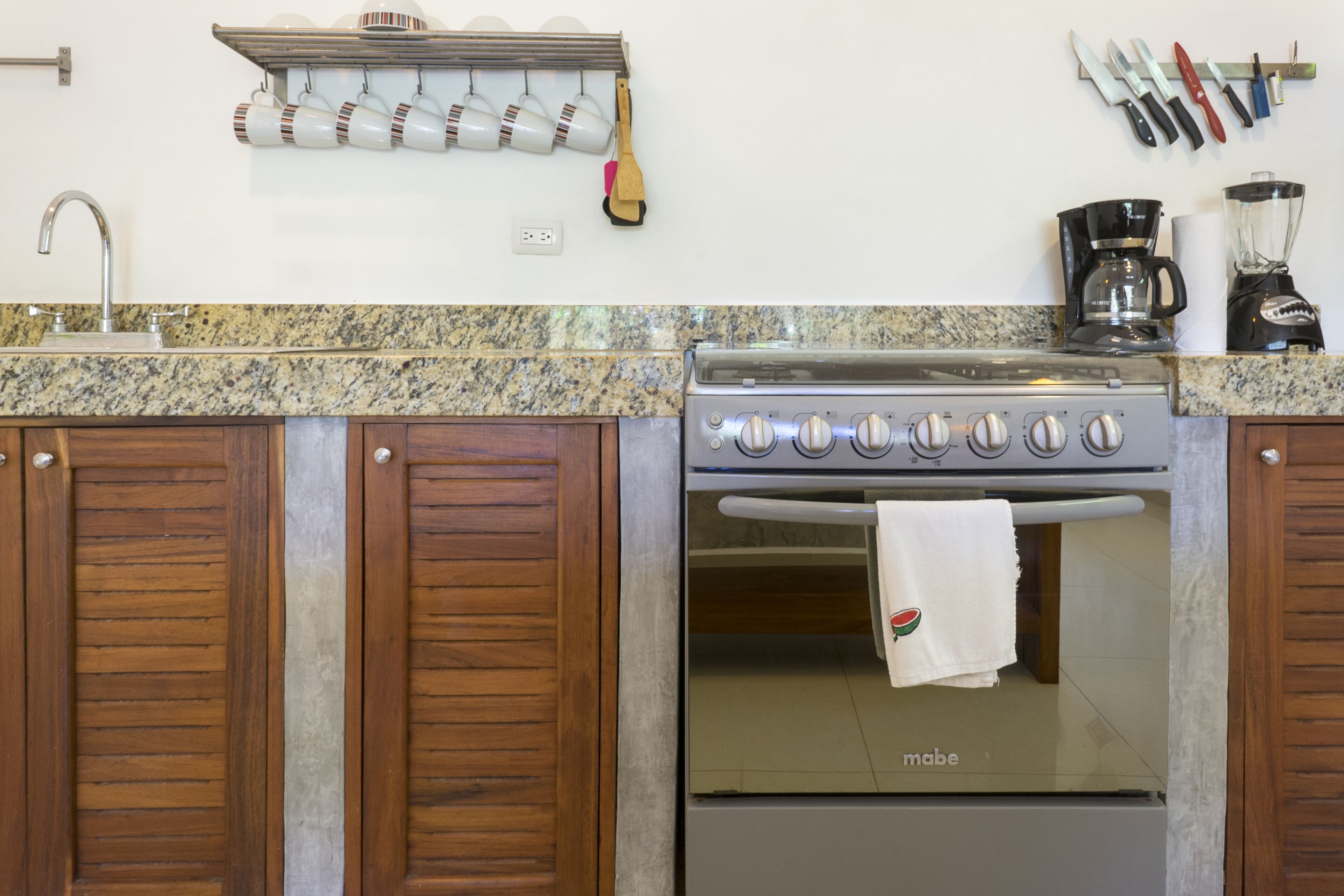 Fridge, oven, stovetop, coffee/tea maker