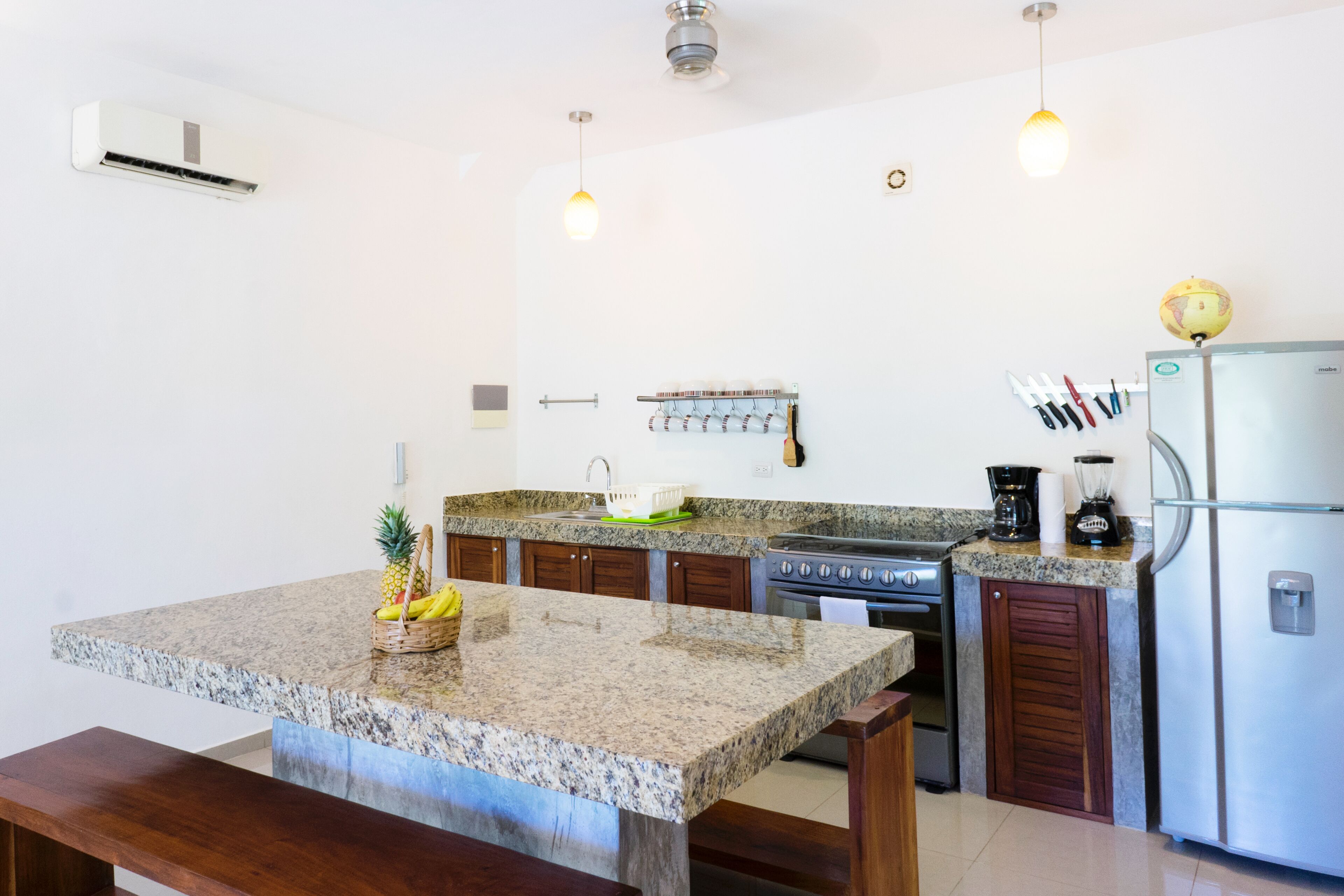 Réfrigérateur, four, plaque de cuisson, cafetière/bouilloire