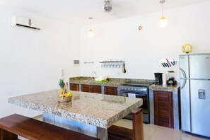 Een koelkast, een oven, een kookplaat, een koffiezetapparaat/waterkoker