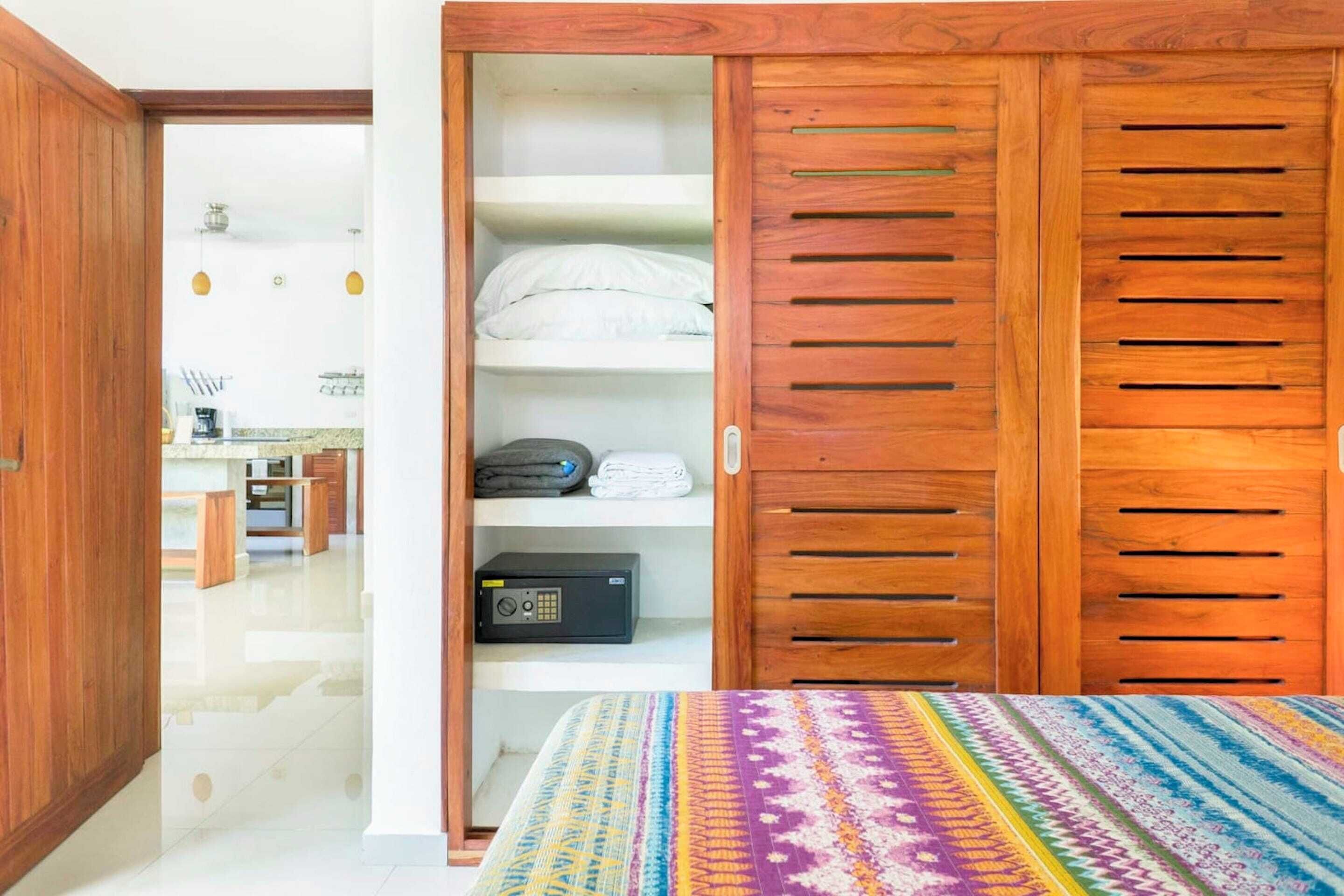 2 habitaciones, caja de seguridad en la habitación y cuna de viaje 