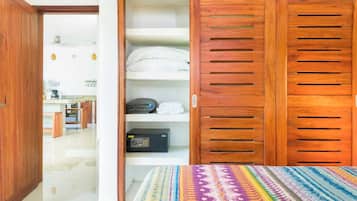 2 habitaciones, caja de seguridad en la habitación y cuna de viaje