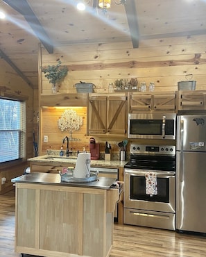 Fridge, microwave, oven, stovetop - Cliff's Edge: A luxury cabin with Smoky Mountain views (Gatlinburg)