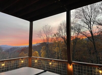 Cliff's Edge: A luxury cabin with Smoky Mountain views