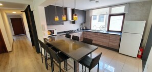 Jääkaappi, mikroaaltouuni, uuni, liesi