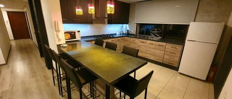 Refrigerador, microondas, horno y parrilla de estufa