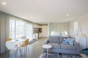 Studio Superior | Khu phòng khách | Smart TV, đầu đĩa DVD, sàn nhà có sưởi