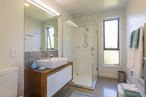 Superior Studio | Bathroom | Shower, hair dryer, towels, soap - Mapua41South Holiday Accommodation (Mapua)