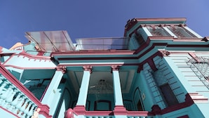 A building with a prominent balcony and a clear view of the sky. - Hostal La Antigua Capsula (Cali)
