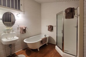 Badekar, hårføner og håndklær