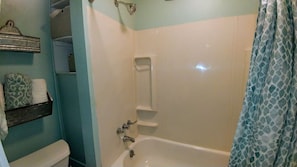 Bathroom - Cubs_cottage (Luray)